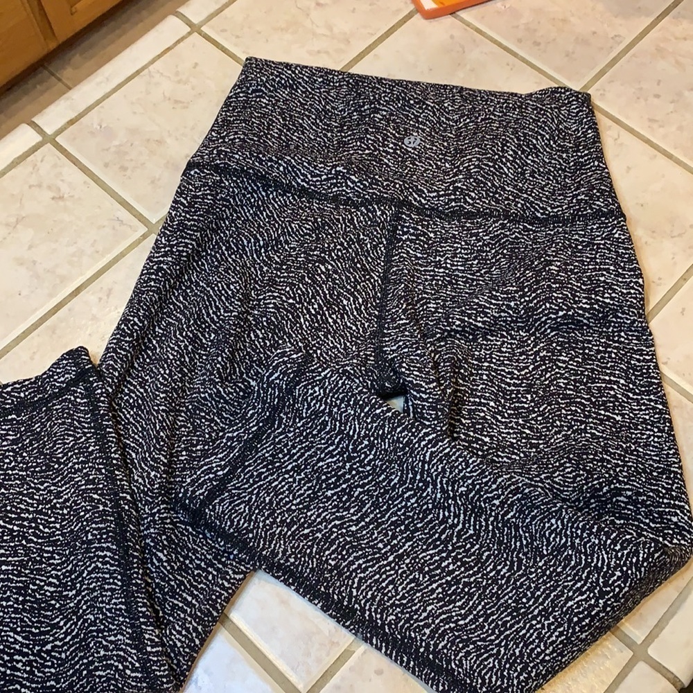 Lululemon High Rise - Picture 2 of 5